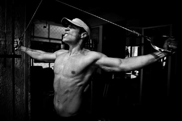 bodybuilder opleiding gym - Foto, afbeelding