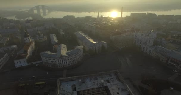 Aerial panorama of old europe city Kyiv, UA. Streets of the city at sunrise 2017 - Imágenes, Vídeo