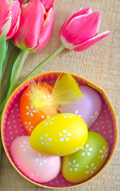 Ovos de Páscoa com tulipas - Foto, Imagem