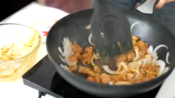  Перемішати смажені курячі грудки на сковороді
 - Кадри, відео