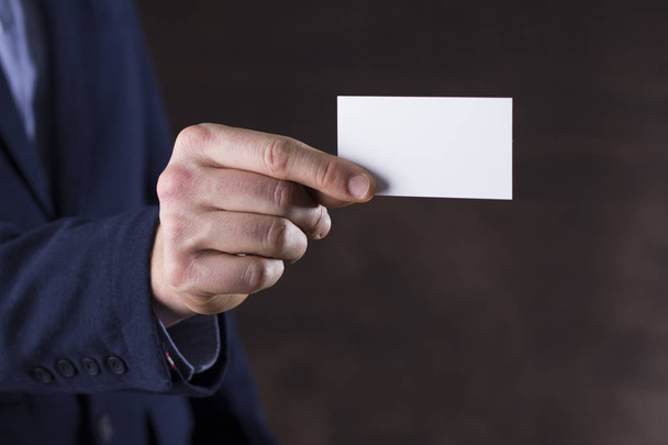 üzletember egy üres névjegykártya tartó - Fotó, kép