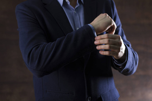 бизнесмен пуговицы манжеты рукава
 - Фото, изображение