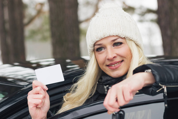 Jeune femme attrayante avec des clés de voiture dans la main
 - Photo, image