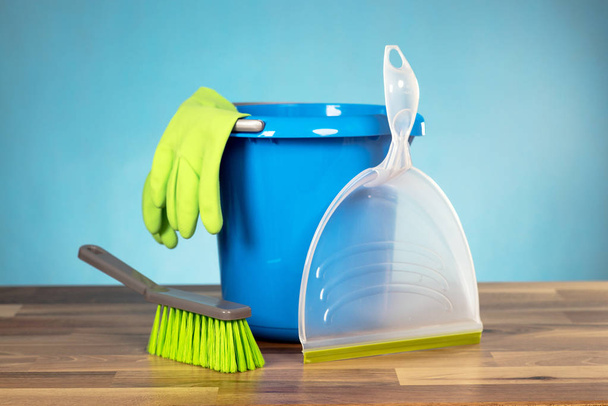 Concepto de limpieza del hogar. Varios productos de limpieza
.  - Foto, imagen