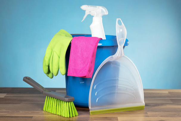 Koncepcja sprzątanie domu. Różne produkty do czyszczenia.  - Zdjęcie, obraz