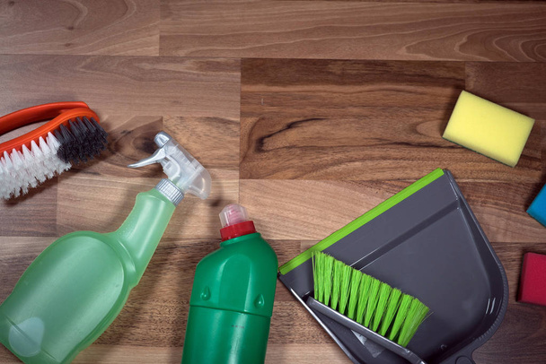 Concepto de limpieza del hogar. Varios productos de limpieza
.  - Foto, Imagen