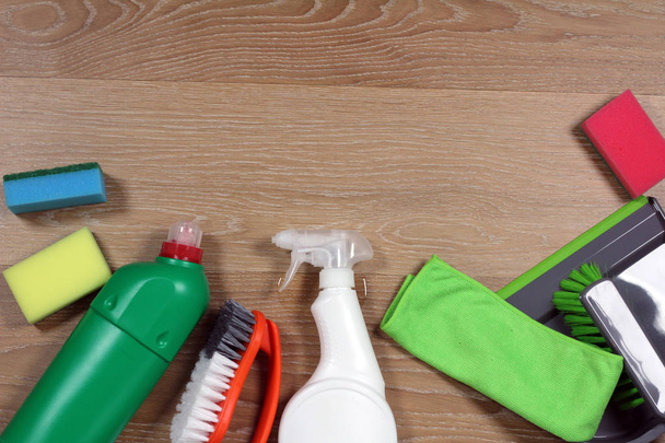 Concepto de limpieza del hogar. Varios productos de limpieza
.  - Foto, imagen