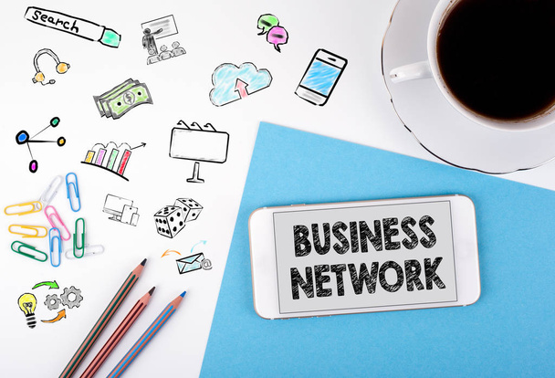 Business-Netzwerk-Konzept. Handy und Kaffeetasse auf weißem Schreibtisch - Foto, Bild