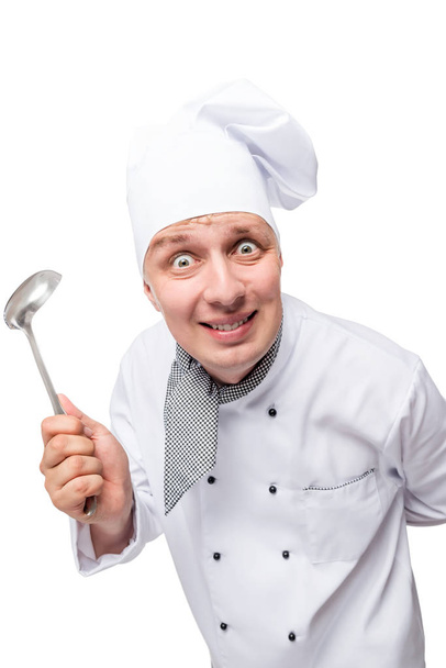 Koch mit einer Kelle lustiges Gesicht auf weißem Hintergrund - Foto, Bild