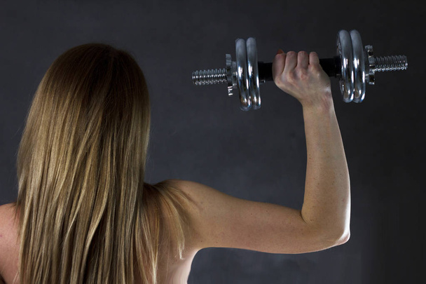 Esporte fundo escuro com copyspace Dieta saudável e fitness conceito corpo da mulher
 - Foto, Imagem