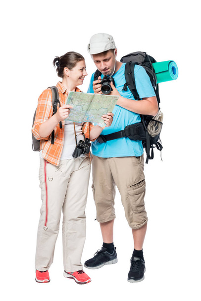 Porträt glücklicher Reisender mit Karte und Kamera auf weißem B - Foto, Bild
