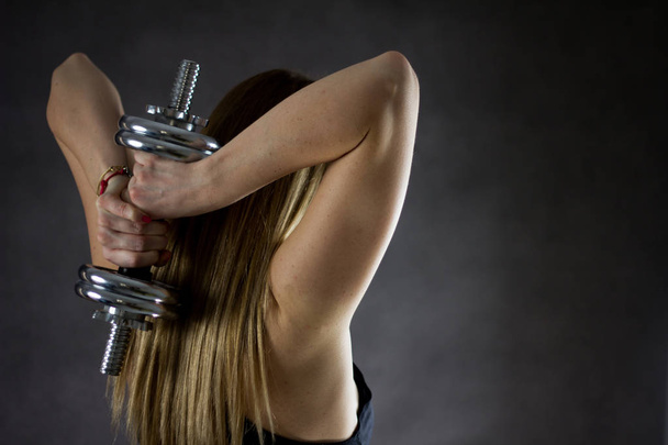 Copyspace 健康的なダイエットやフィットネスの概念女性体でスポーツ暗い背景 - 写真・画像