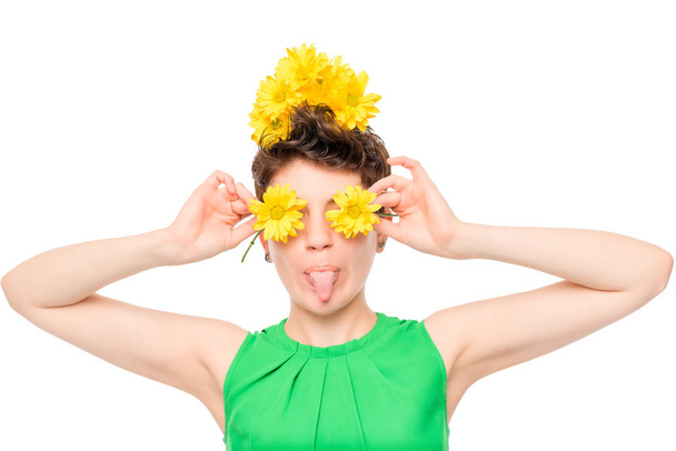 retrato horizontal divertido menina impertinente com flores no estúdio
 - Foto, Imagem