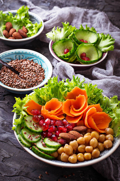 Bouddha bol. Repas végétarien sain. Salade aux légumes et pois chiches
.  - Photo, image