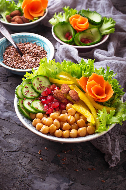 Buda kase. Sağlıklı vejetaryen yemek. Salata sebze ve nohut.  - Fotoğraf, Görsel