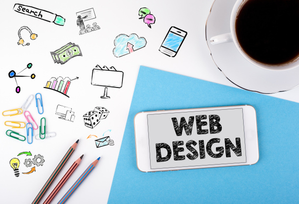 Web-Design-Konzept. Handy und Kaffeetasse auf weißem Schreibtisch - Foto, Bild