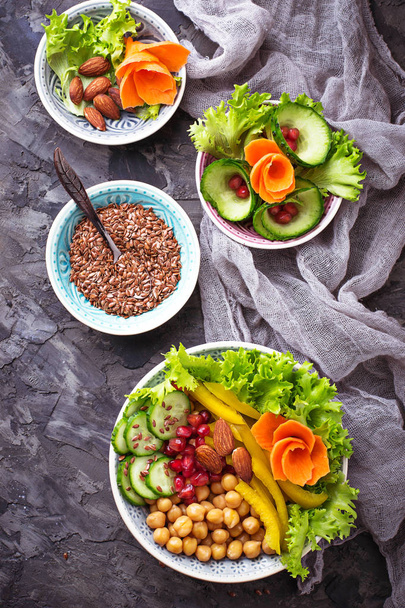 Buddha tálba. Egészséges vegetáriánus étkezés. Zöldség- és csicseriborsó saláta.  - Fotó, kép