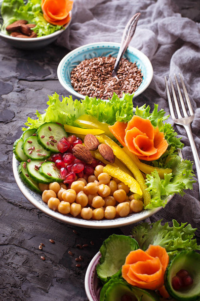 Buddha-Schale vorhanden. gesunde vegetarische Mahlzeit. Salat mit Gemüse und Kichererbsen.  - Foto, Bild