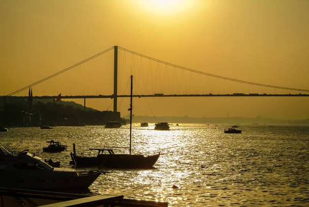 Vzdálený pohled Bospor most v Istanbulu při západu slunce - Fotografie, Obrázek