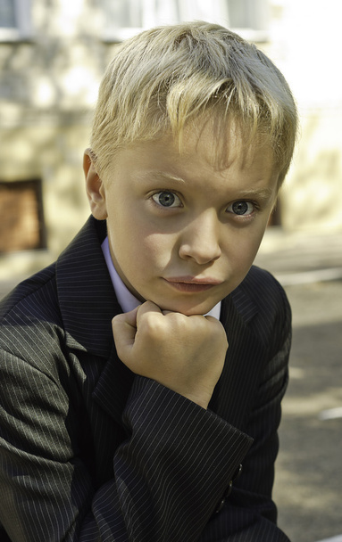 A boy in a suit looks thoughtfully. - Foto, Imagen
