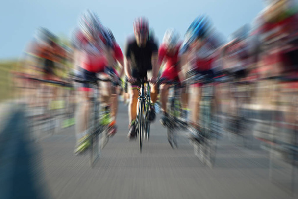 Radsport-Wettbewerb, Radsportler bei einem Rennen  - Foto, Bild