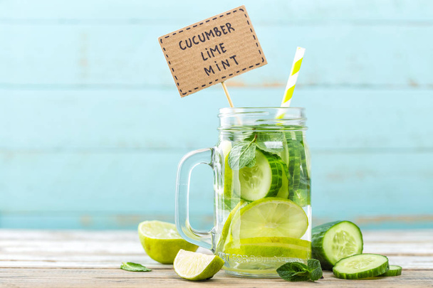 geïnfundeerd detox water met komkommer, limoen en mint voor dieet gezond eten en gewicht verlies met ruimte voor een tekst - Foto, afbeelding
