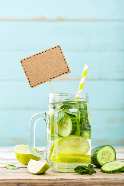 geïnfundeerd detox water met komkommer, limoen en mint voor dieet gezond eten en gewicht verlies met lege ruimte voor uw tekst - Foto, afbeelding