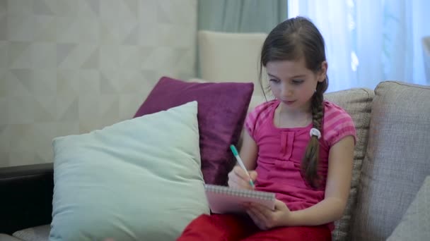 A girl writes draws in Notepad - Video, Çekim