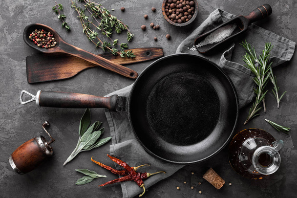 темний кулінарний фон з порожньою чорною сковородою і простір для текстового рецепту або меню
 - Фото, зображення