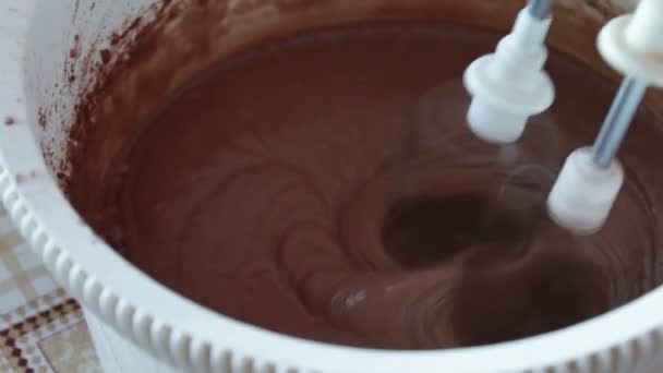 Hornear un pastel - mezclar los ingredientes con una batidora eléctrica
 - Imágenes, Vídeo