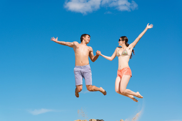 Pari hyppäämässä yhdessä
 - Valokuva, kuva
