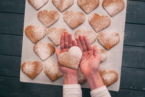 Пряничное печенье в форме сердца на деревянном столе
 - Фото, изображение