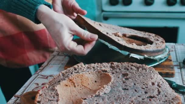 Μόνο ψημένη πίτα χάλασε με μια τεράστια τρύπα στο εσωτερικό - Πλάνα, βίντεο