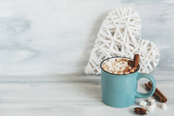Hot cocoa with marshmallows and cinnamon sticks on wooden background - Foto, Imagem