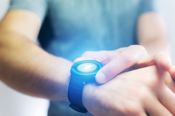 Running interface on a sport smartwatch with data informations - 写真・画像