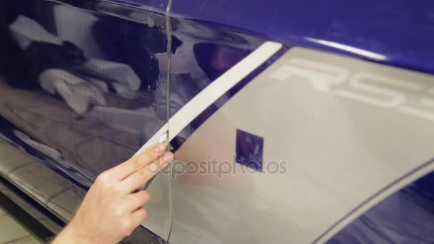 Close-up shot van man met een scherp mes knippen de kloof op de deur van de auto. - Video