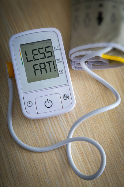 Monitor digital de presión arterial con mensaje
 - Foto, Imagen