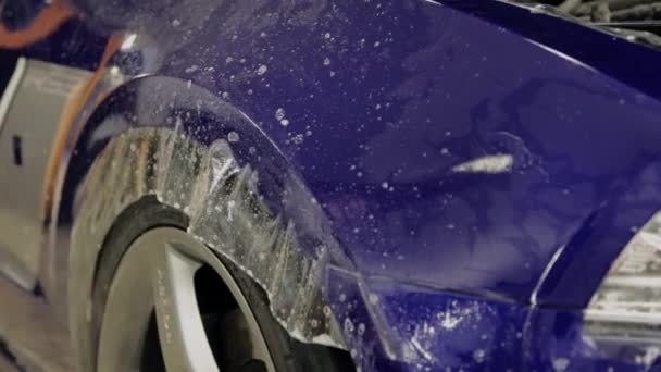 A jármű felületén tisztító munkavállalók garázs spray. - Felvétel, videó