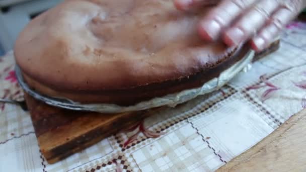 Γυναίκα με μαχαίρι κόβει την τούρτα - Πλάνα, βίντεο