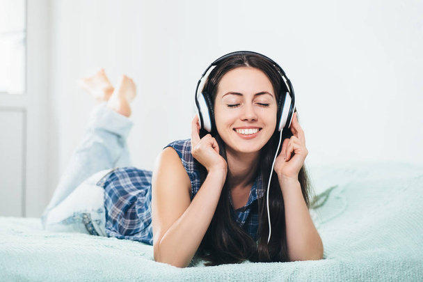 millennial girl in headphones - Foto, afbeelding