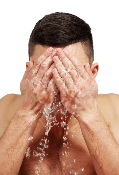 Un uomo si lava il viso con acqua
 - Foto, immagini