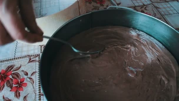 Γυναίκα βάζει μια σοκολάτα ζύμη σε ένα ταψί - Πλάνα, βίντεο
