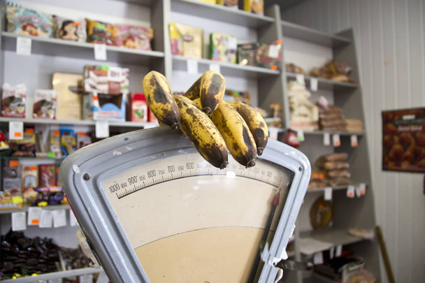 Shnilé banány na vahách v samoobsluze, Rusko. - Fotografie, Obrázek
