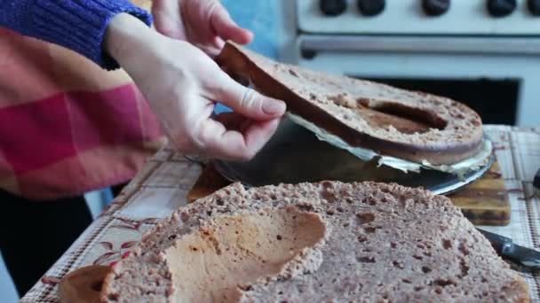 Net gebakken taart verwend met een enorm gat in - Video