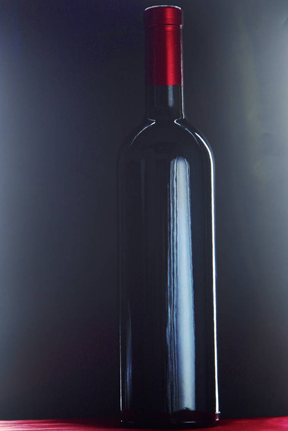 ワイン、テーブルの上のガラスのボトル - Fotografie, Obrázek