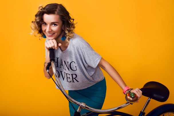 Retro bisikleti ile genç kadın - Fotoğraf, Görsel