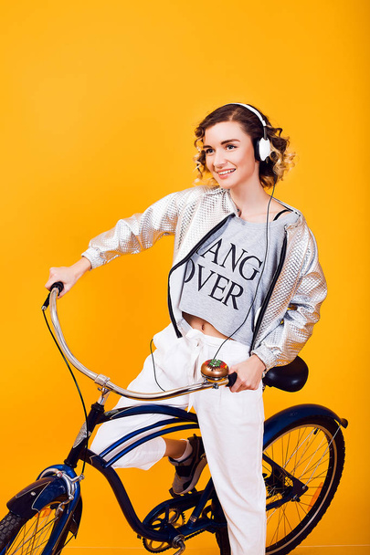Mujer joven con bicicleta retro
  - Foto, imagen