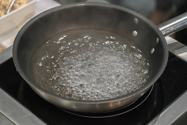 Forró víz egy edényben - Fotó, kép