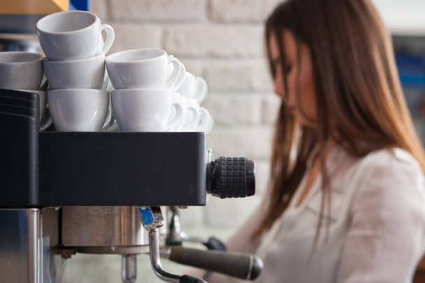 young girl preparing coffee in a cafe barista - Foto, Imagem