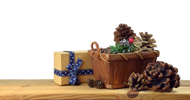 Рождественский фон с украшениями и подарочной коробкой на деревянном боа
 - Фото, изображение